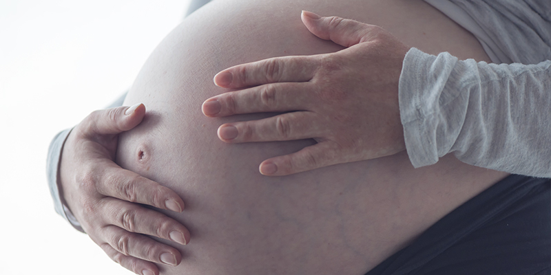 mulher grávida aguardando atendimento preferencial