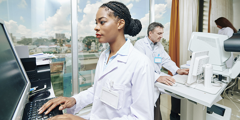 equipe médica trabalhando atendimento preferencial